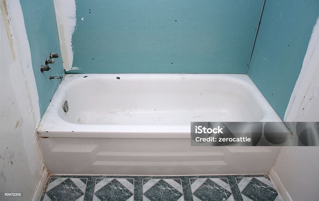 Новые стены старого ванной - Стоковые фото Ванна роялти-фри