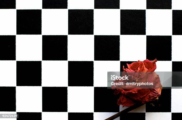 Rose E Tabuleiro De Xadrez - Fotografias de stock e mais imagens de Branco - Branco, Chão, Chão de Azulejo