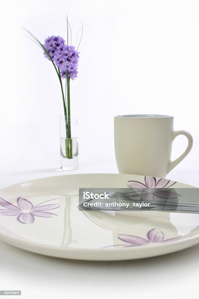 Une table dressée sur blanc - Photo de Aliment libre de droits