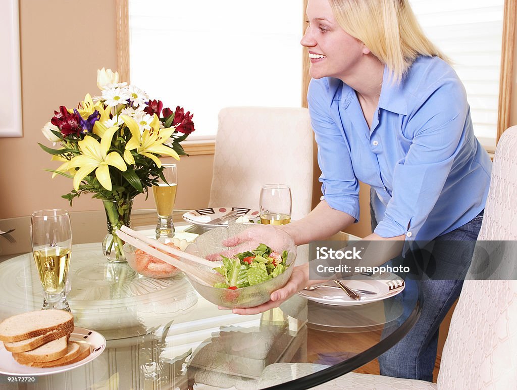 Mettre la Table - Photo de Adolescent libre de droits