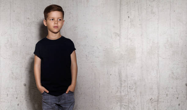 istock Wistful little guy stands on the wall background 924727844