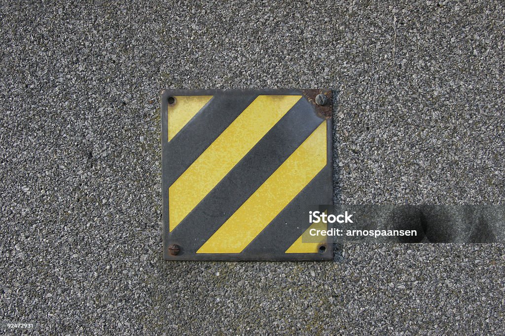 Amarillo/negro rayado señal de advertencia alta tensión - Foto de stock de Cantar libre de derechos
