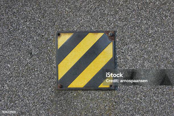 イエロー ブラックのストライプ高電圧警告標識 - ねじのストックフォトや画像を多数ご用意 - ねじ, カラー画像, コンクリート