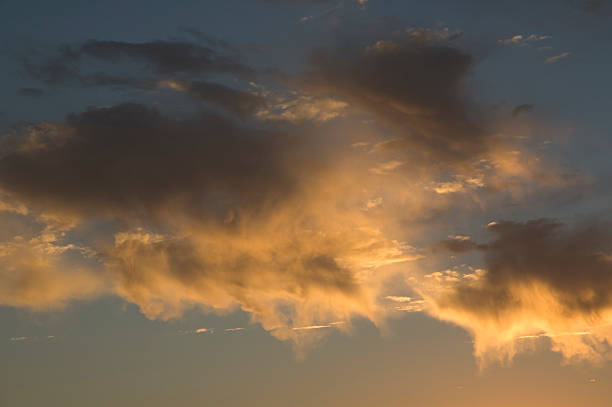 Cтоковое фото Светящийся голубой закате на желтый clouds