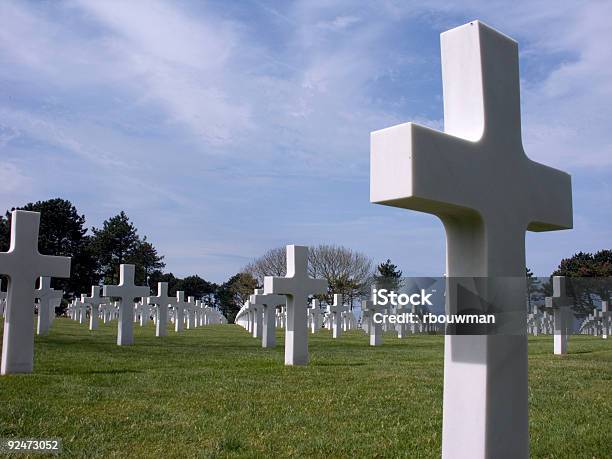 Photo libre de droit de Cimetière À Omaha Beach Normandie France banque d'images et plus d'images libres de droit de Bataille - Bataille, Cimetière, Construire