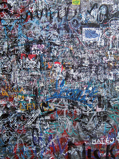 grunge graffiti-wand - falsche malerei wände stock-fotos und bilder