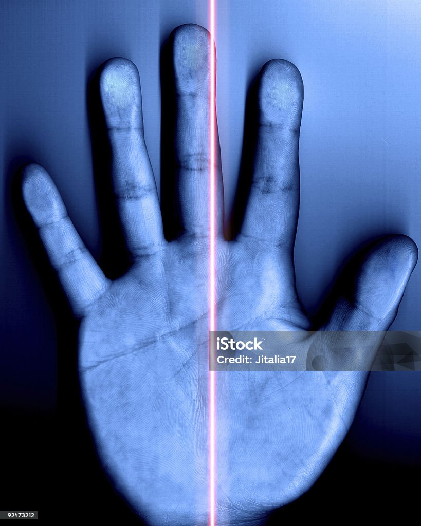 Уязвимость системы безопасности-Рука с красный лазерного сканирования - Стоковые фото Медицинское оборудование для сканирования роялти-фри