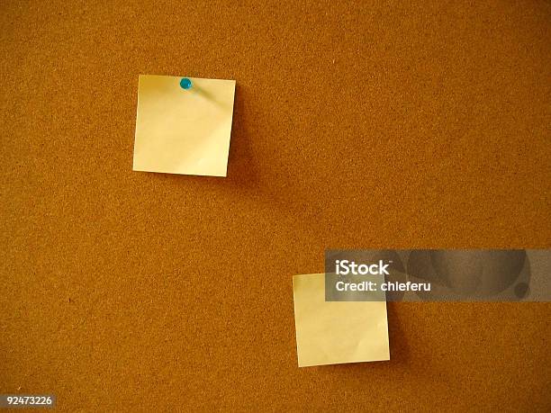 Dos Notas Foto de stock y más banco de imágenes de Chincheta - Chincheta, Color - Tipo de imagen, Cuaderno de apuntes