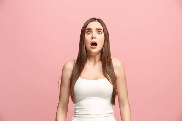 ritratto della donna spaventata su rosa - women screaming surprise fear foto e immagini stock