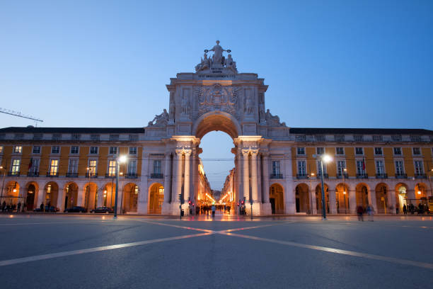 istock Rua Augusta Arch at Dusk in Lisbon 924732920