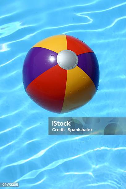 Bola De Praia Na Piscina - Fotografias de stock e mais imagens de Bola - Bola, Piscina, Amarelo