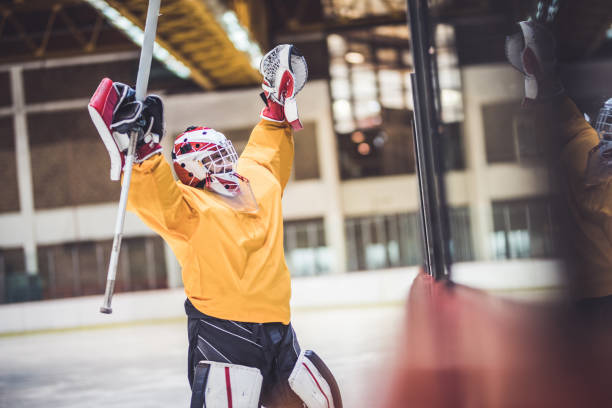 ja, hebben we het spel gewonnen! - ijshockey mannen fotos stockfoto's en -beelden