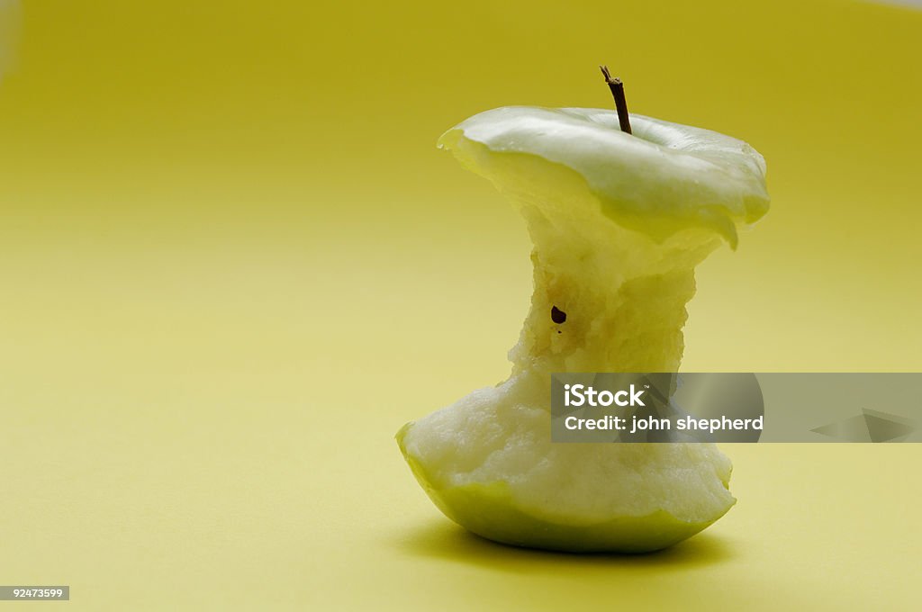 Съеденный зеленый Яблочный огрызок против желтый - Стоковые фото Без людей роялти-фри