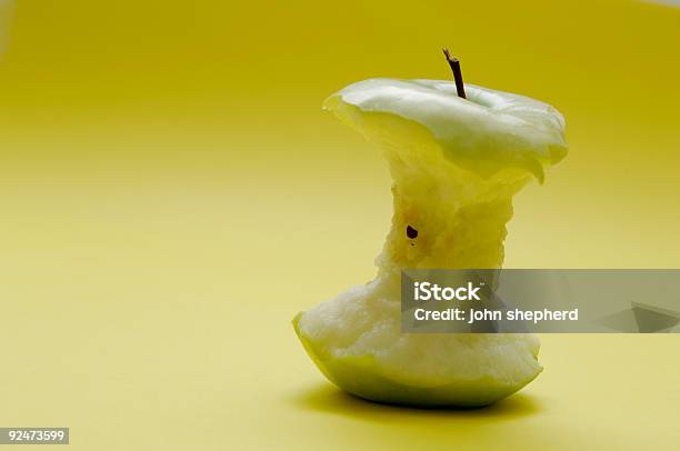 Съеденный Зеленый Яблочный Огрызок Против Желтый — стоковые фотографии и другие картинки Без людей - Без людей, Горизонтальный, Еда