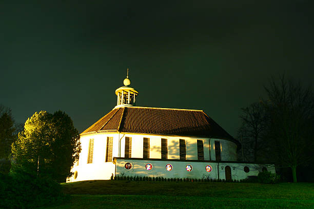 iglesia en la colina - lontime fotografías e imágenes de stock