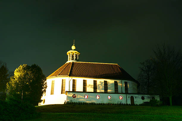église church on the hill - lontime photos et images de collection