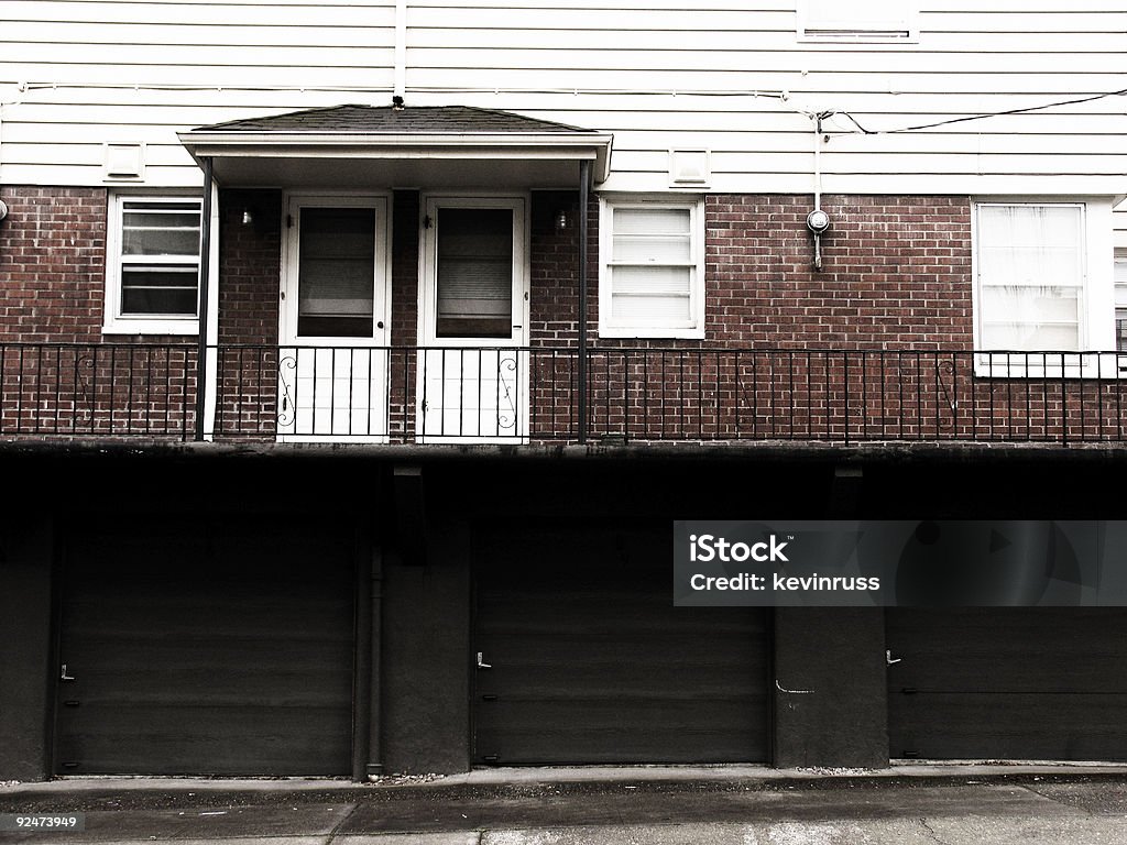 Old años setenta Apartments - Foto de stock de Acera libre de derechos