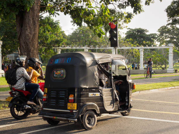 motorrad und drei-räder-treiber warten an der ampel in colombo, sri lanka, - sri lanka jinrikisha rickshaw tricycle stock-fotos und bilder