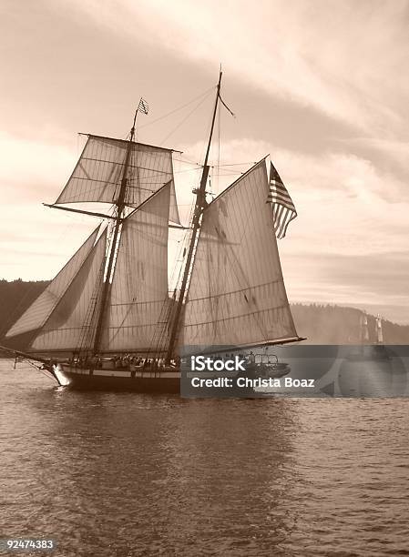Foto de Caravela Confronto e mais fotos de stock de Navio de Passageiros - Navio de Passageiros, Pirata, Alto - Descrição Geral
