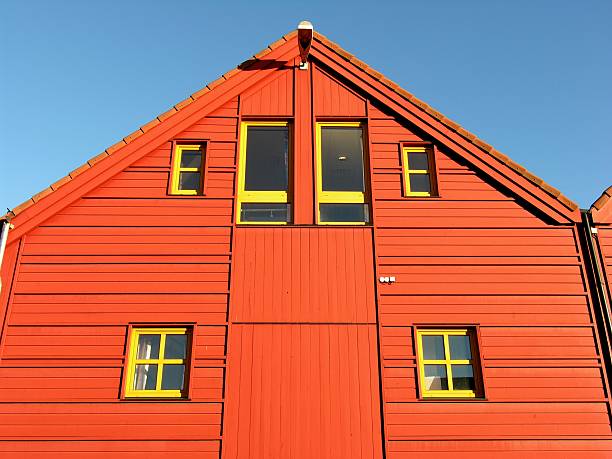 rosso scuro cielo blu gable - gable end foto e immagini stock