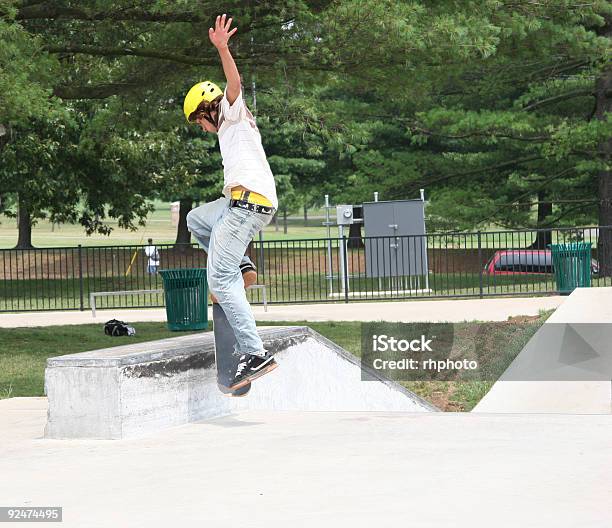 Photo libre de droit de Skateur Sautant Sur Mur 2 banque d'images et plus d'images libres de droit de Casque - Casque, Faire du skate-board, Casque de protection au sport