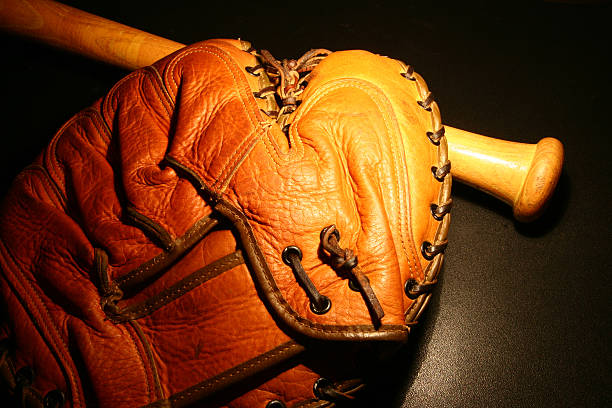 винтажный бейсбольная перчатка & битой#4 - baseball mit стоковые фото и изображения