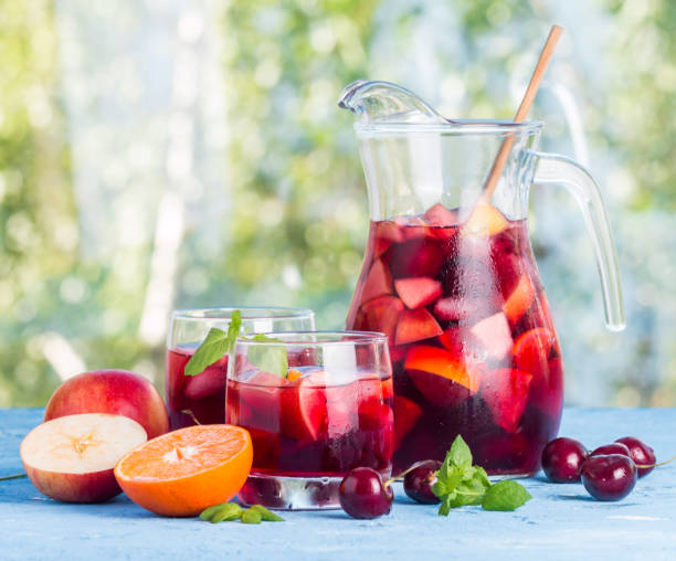 oder erfrischenden sangria-punch serviert wird, mit frischem obst - red jug stock-fotos und bilder