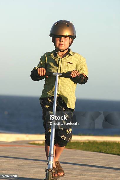 Skuter Kid - zdjęcia stockowe i więcej obrazów Helmet - Helmet, Hulajnoga, Chłopcy