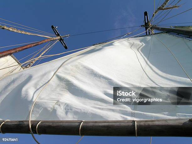 Паруса Schooner — стоковые фотографии и другие картинки Без людей - Без людей, Белый, Военный парусник