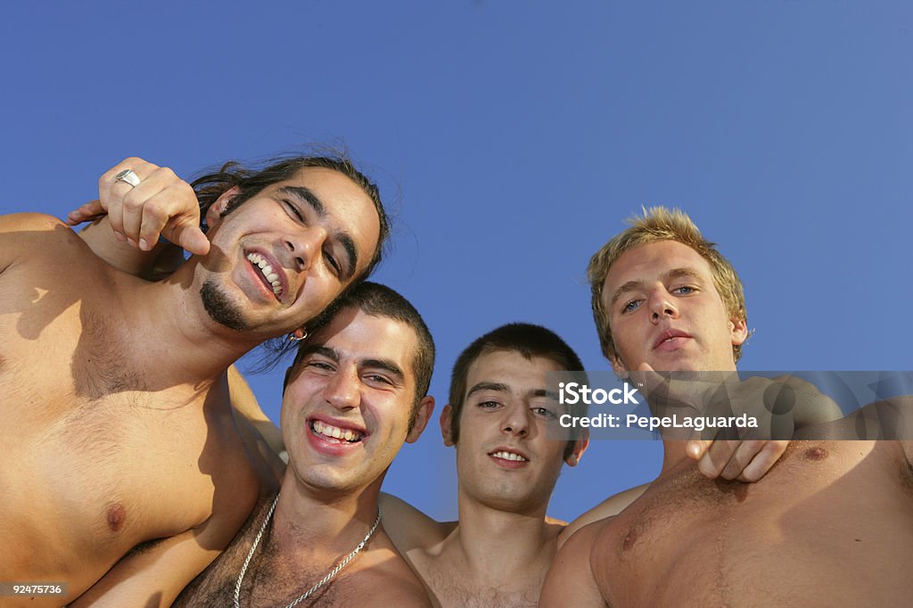 Hombres jóvenes divirtiéndose - Foto de stock de Amistad libre de derechos