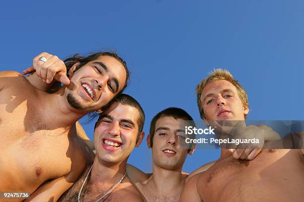 Hombres Jóvenes Divirtiéndose Foto de stock y más banco de imágenes de Amistad - Amistad, Hombres, Sin camisa