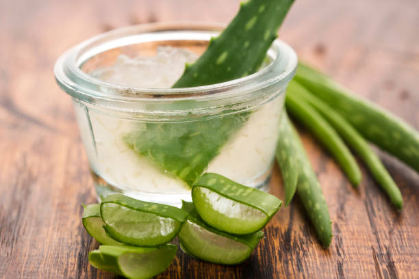 succo di aloe vera con foglie fresche - healthy lifestyle homeopathic medicine aloe plant foto e immagini stock