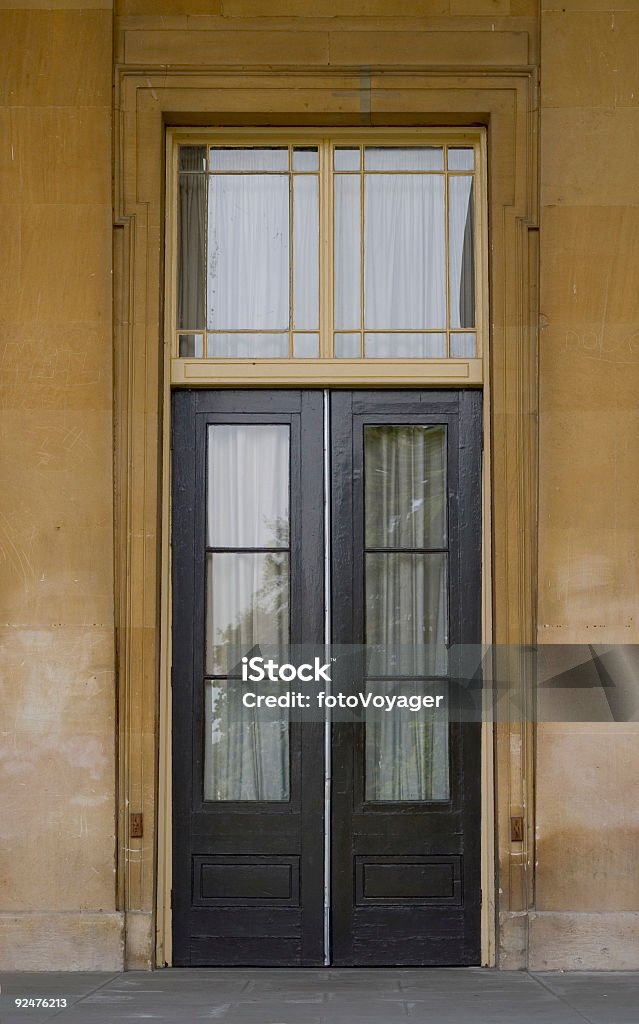 Alto marrone porte - Foto stock royalty-free di Accessibilità
