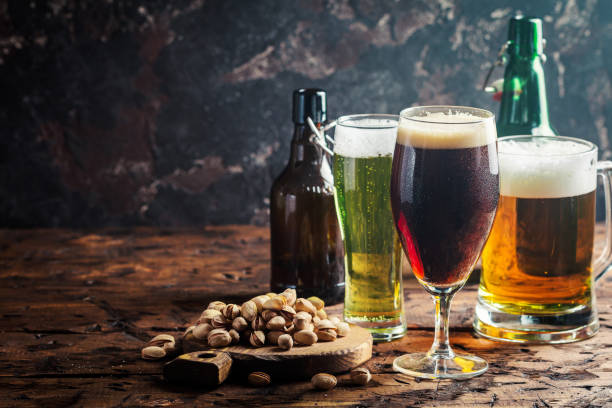 diferentes tipos de cerveza artesanal - beer nuts fotos fotografías e imágenes de stock