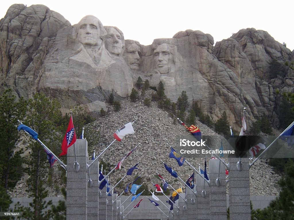 Monte Rushmore con banderas - Foto de stock de Abraham Lincoln libre de derechos