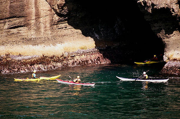 Cueva en kayak - foto de stock