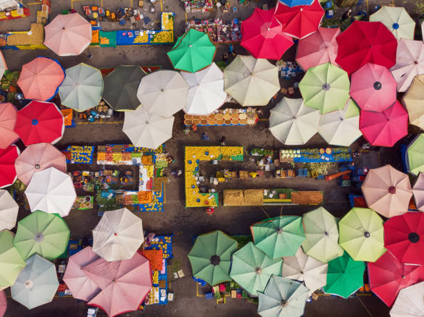 direttamente sopra la vista di un mercato di quartiere in turchia - bazaar foto e immagini stock