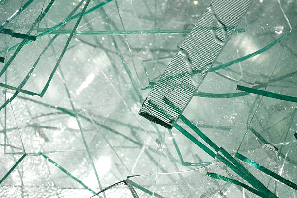 reciclagem - broken glass green shattered glass imagens e fotografias de stock