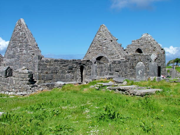 seven churches, inishmore, aran island. ireland - inisheer imagens e fotografias de stock