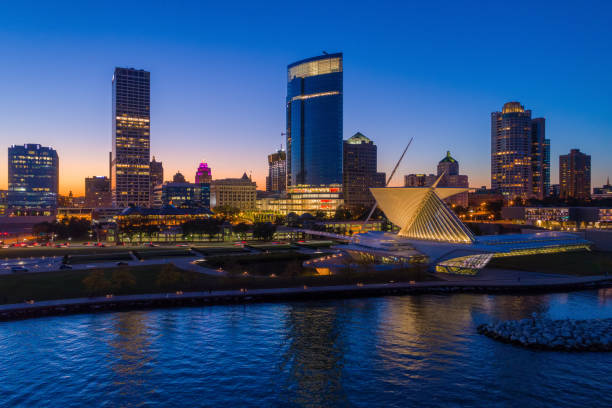 夕暮れ時の海岸にミルウォーキー スカイライン空中 - milwaukee ストックフォトと画像