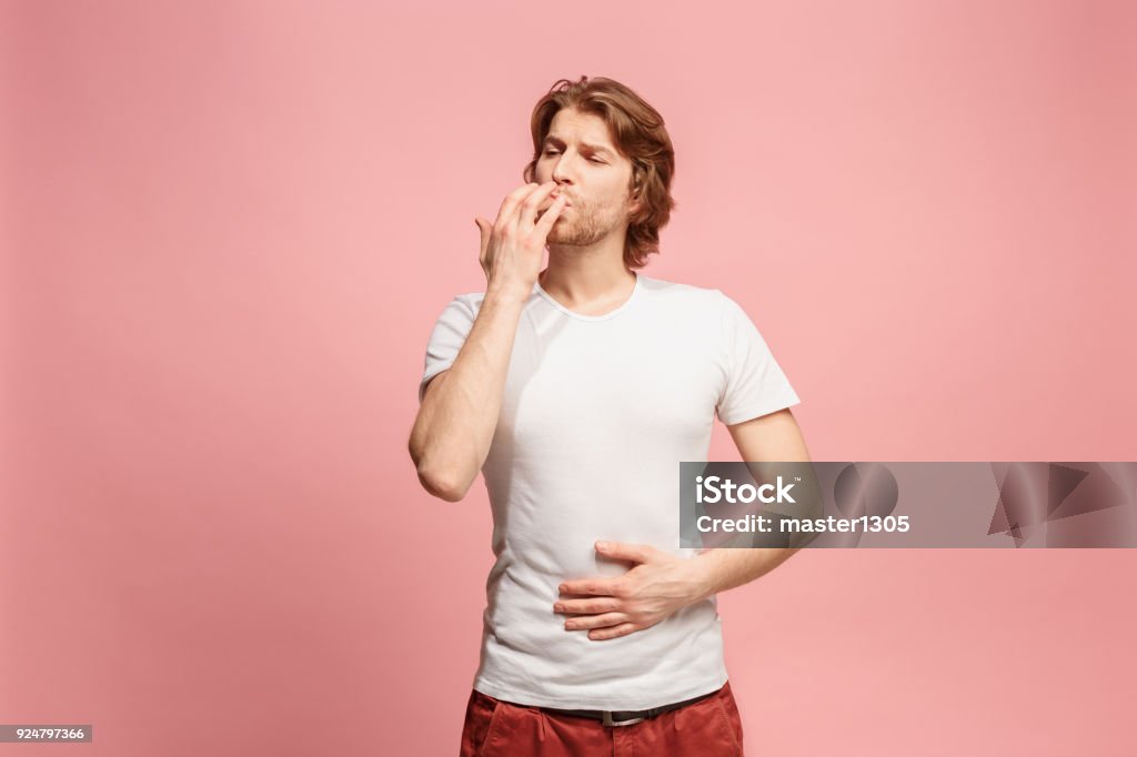 O homem de negócios feliz de pé e sorrindo contra fundo rosa - Foto de stock de Comida Pronta royalty-free