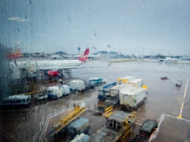 맨체스터 공항 비 통해 볼 배어 창 - runway airport rain wet 뉴스 사진 이미지