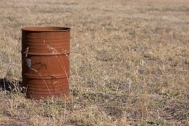 rusty 44 galão tambor - 44 gallon drum - fotografias e filmes do acervo