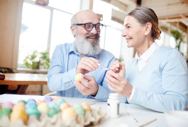 istock Couple painting eggs 924804942