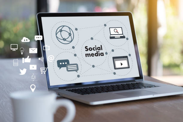 istock Networking chat Communication Online Social media social network 924809694
