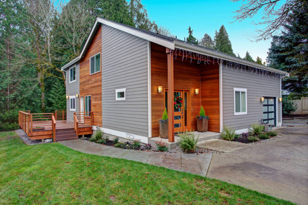 Charming newly renovated home exterior with mixed siding Charming newly renovated home exterior, natural wood siding and grey siding help to encrease curb appeal. pacific northwest stock pictures, royalty-free photos & images