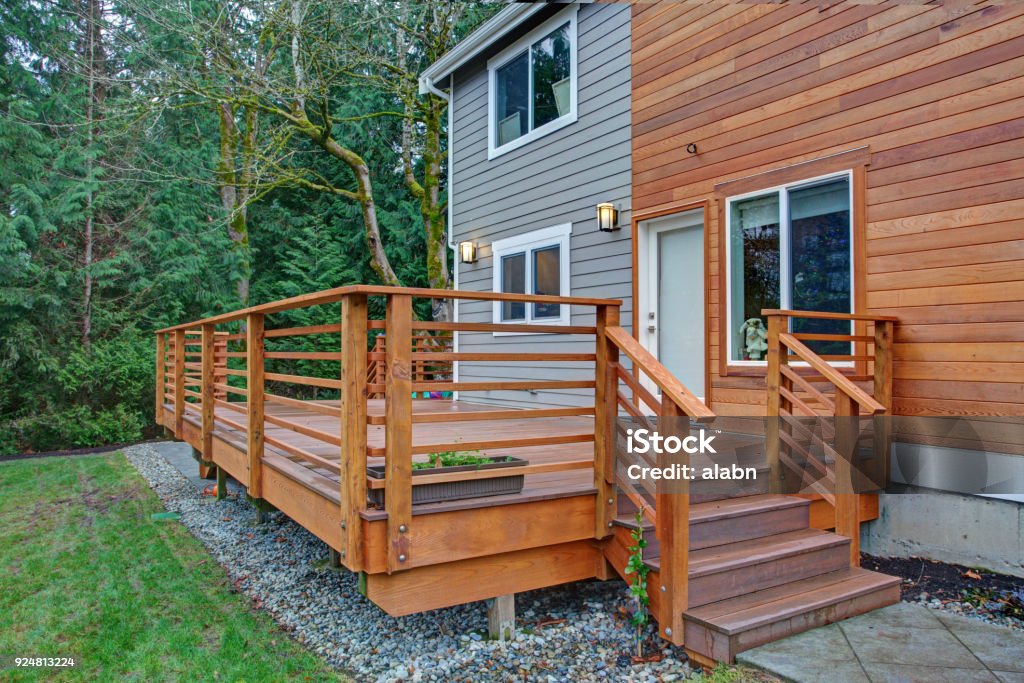 Chambre de charme récemment rénové extérieur de maison avec bardage mixte - Photo de Terrasse en bois libre de droits