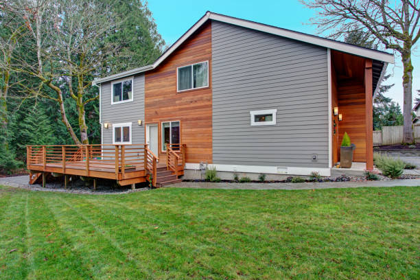 istock Charming newly renovated home exterior with mixed siding 924813354