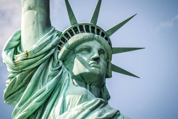 自由の女神像  - clear sky new york state mid atlantic usa usa ストックフォトと画像