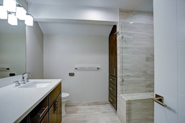 istock Elegant bathroom with marble bathroom floor. 924818184
